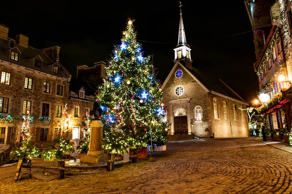 Petit Champlain dans la vieille ville basse la nuit à l'événement de Noël — Photo