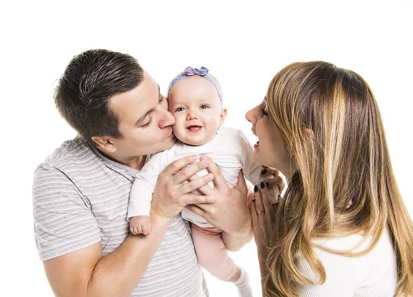 Unga far, mor innehav söt baby flicka över vit bakgrund — Stockfoto