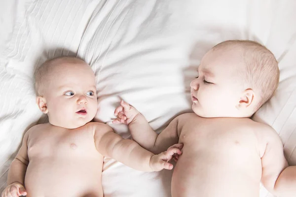 흰색 침대에 귀여운 두 아름 다운 아기 — 스톡 사진