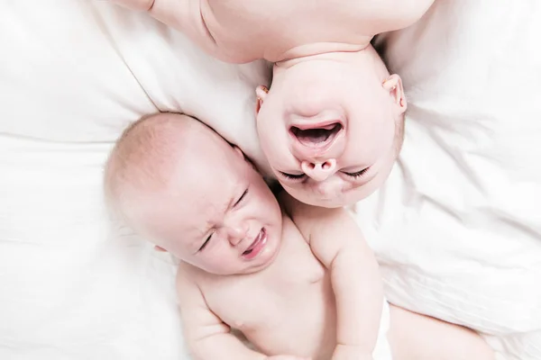 Triste bebé llorar y acostado en la cama —  Fotos de Stock