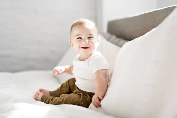 Portrait d'un petit garçon sur le lit dans la chambre — Photo