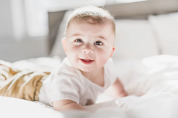 Portrait d'un petit garçon sur le lit dans la chambre — Photo