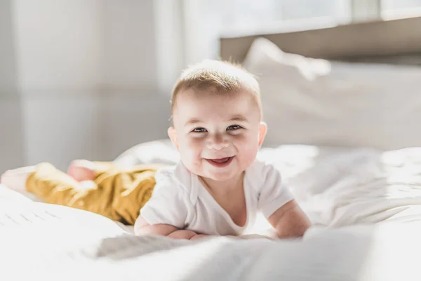 Portrait d'un petit garçon sur le lit dans la chambre — Photo