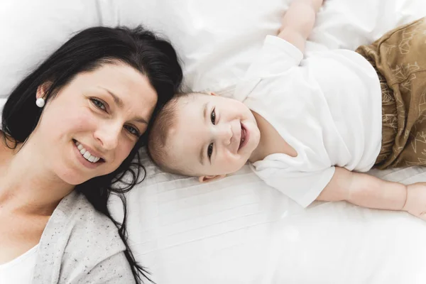 Мама с ребенком на кровати дома — стоковое фото
