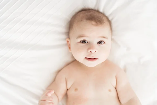 Retrato de un niño en la cama en el dormitorio — Foto de Stock