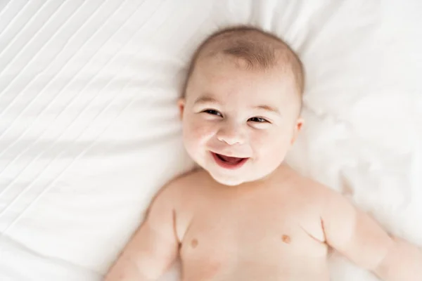 Retrato de un niño en la cama en el dormitorio — Foto de Stock