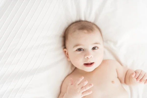 Retrato de un niño en la cama en el dormitorio — Foto de Stock