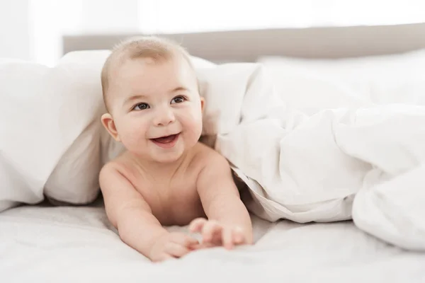 Retrato de un niño en la cama en el dormitorio — Foto de Stock