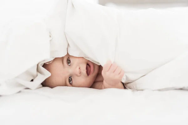 Портрет мальчика на кровати в спальне — стоковое фото