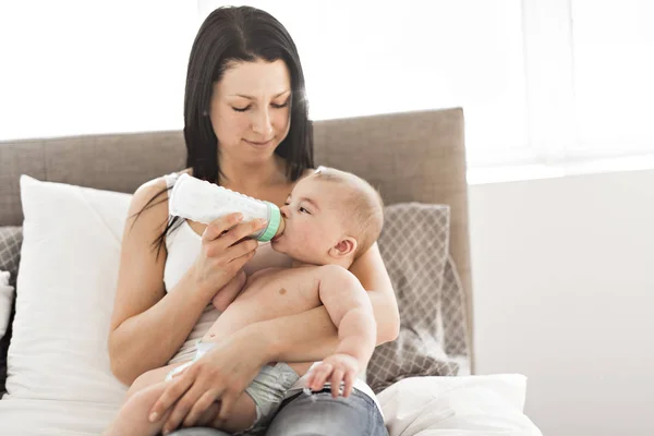 Anya és a baba etetése a palackból — Stock Fotó