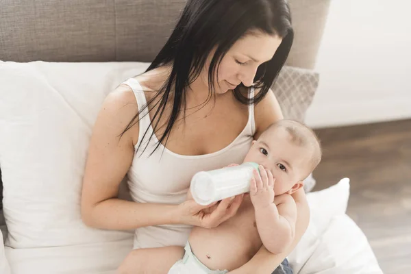 Mère tenant et nourrissant bébé du biberon — Photo