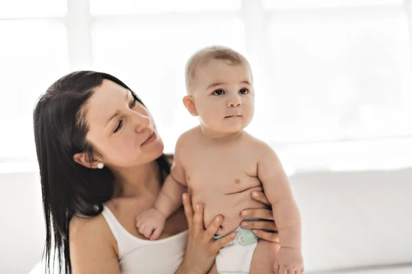 Mother with a baby on bed at home — Stock Photo, Image