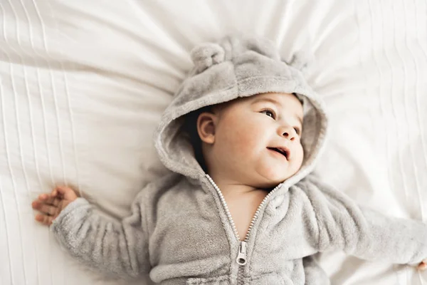 Retrato de um menino na cama no quarto — Fotografia de Stock