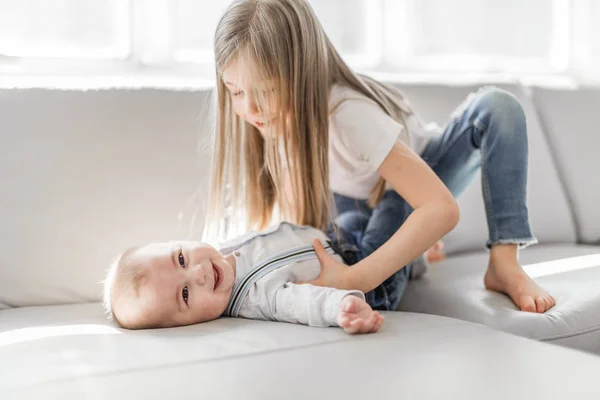 Little sister with her baby brother. Toddler kid Family with children at home. — Stock Photo, Image