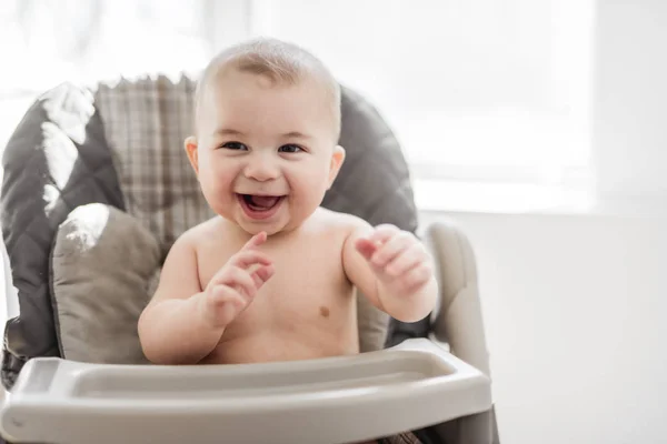 Bébé assis sur sa chaise attendant le dîner — Photo