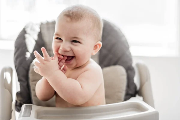 El bebé se sienta en su silla esperando el restaurante — Foto de Stock