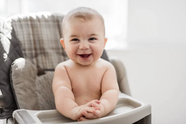 Bébé assis sur sa chaise attendant le dîner — Photo