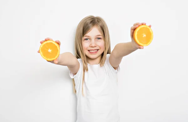 Gelukkig kleine vijf jaar oud meisje met rechte haren over witte achtergrond houden thuis oranje — Stockfoto