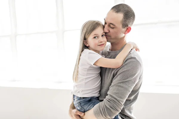 Knappe jonge vader en zijn schattig dochtertje — Stockfoto