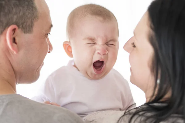 Baby pojke gäspar på överordnade armen — Stockfoto