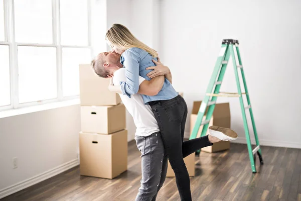 Ett älskande par som flyttar från huset på dagtid — Stockfoto