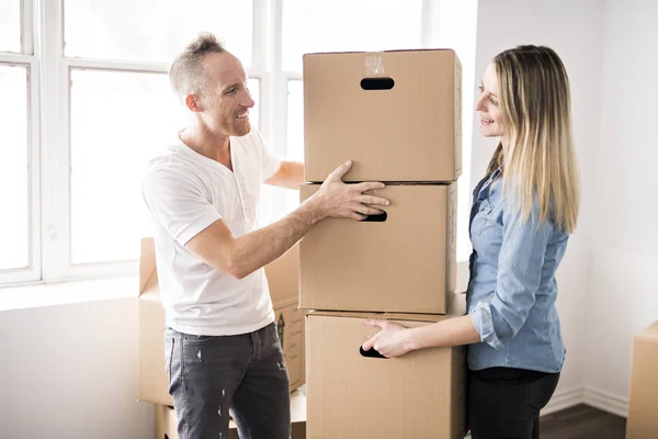 A loving Couple moving from house at day time — Stock Photo, Image