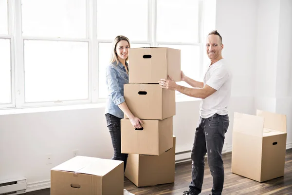 Een verliefde paar verplaatsen vanuit huis op moment van de dag — Stockfoto