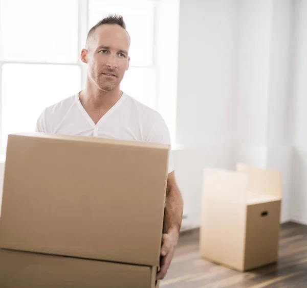 Een aardige man met dozen thuis — Stockfoto