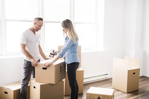 Een verliefde paar verplaatsen vanuit huis op moment van de dag — Stockfoto