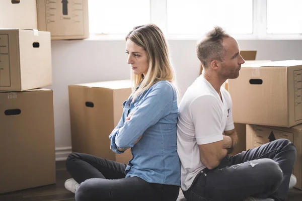 Um casal amoroso se movendo de casa no dia — Fotografia de Stock