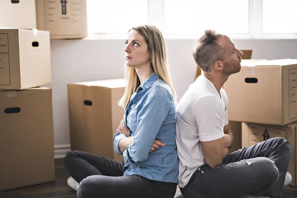 Um casal amoroso se movendo de casa no dia — Fotografia de Stock