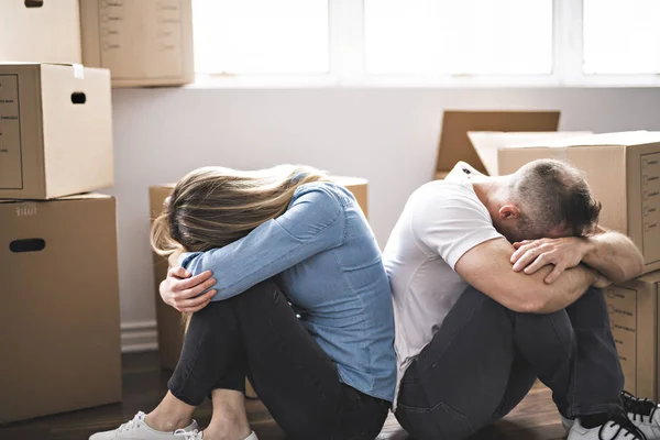 Un couple aimant déménageant de la maison le jour — Photo