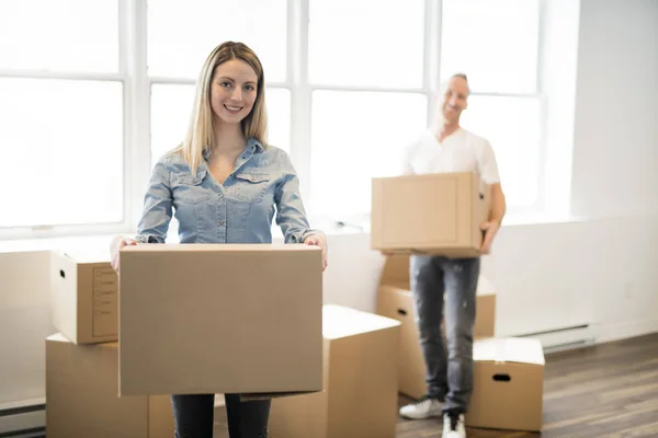 Een verliefde paar verplaatsen vanuit huis op moment van de dag — Stockfoto