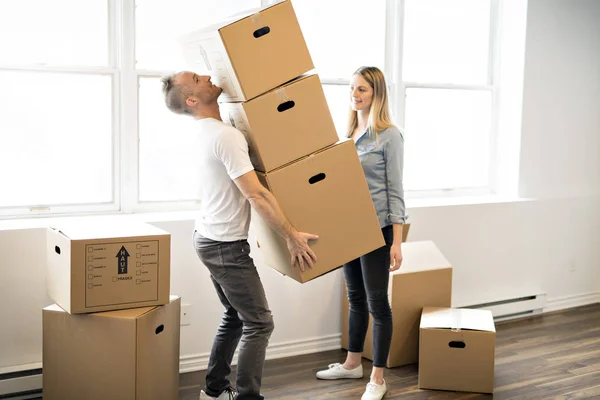 Um casal amoroso se movendo de casa no dia — Fotografia de Stock