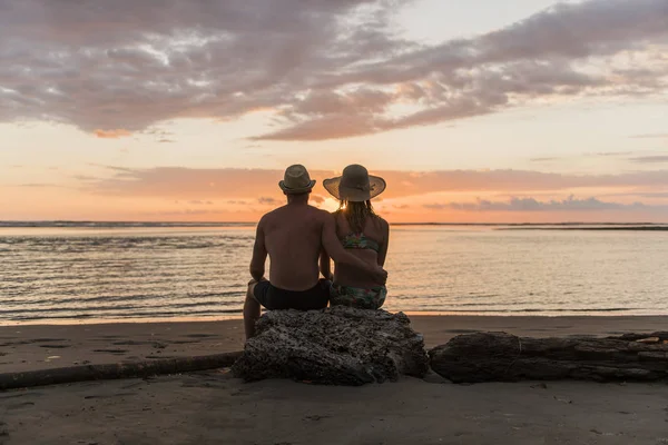Verliebtes Paar mit romantischen Momenten bei Sonnenuntergang am Strand — Stockfoto