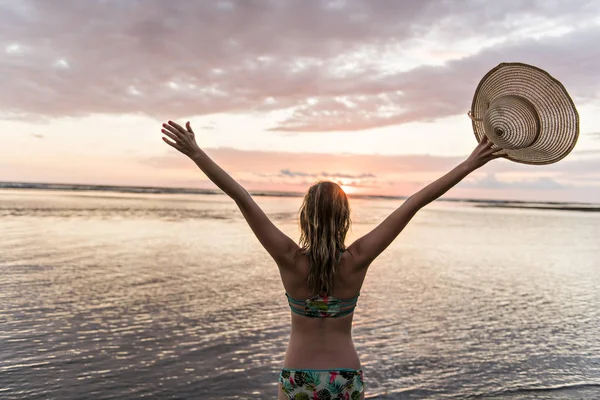 Uma mulher de vida amorosa na praia — Fotografia de Stock