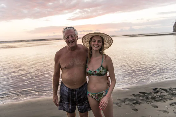 Μια δεκαετία του 60 ο άνθρωπος στην παραλία έχοντας καλό χρόνο με την κόρη για κενές θέσεις — Φωτογραφία Αρχείου