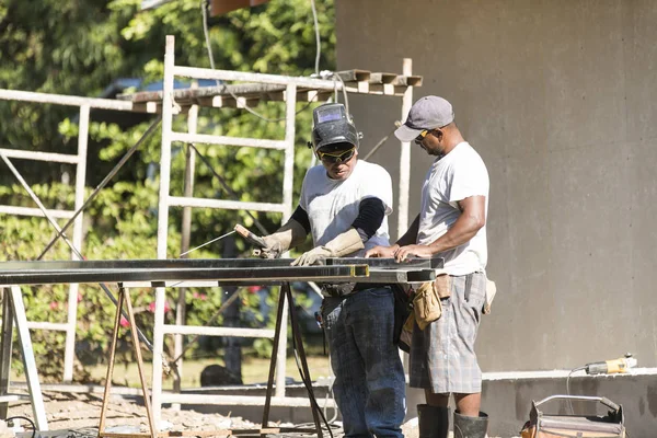 Gran casa de construcción africana en la industria del trabajo —  Fotos de Stock