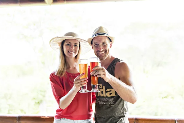 Pareja romántica bebiendo cerveza en un bar del sur —  Fotos de Stock