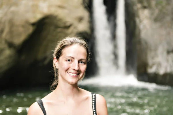 Meisje genieten van vakantie en het verkennen van de prachtige waterval — Stockfoto