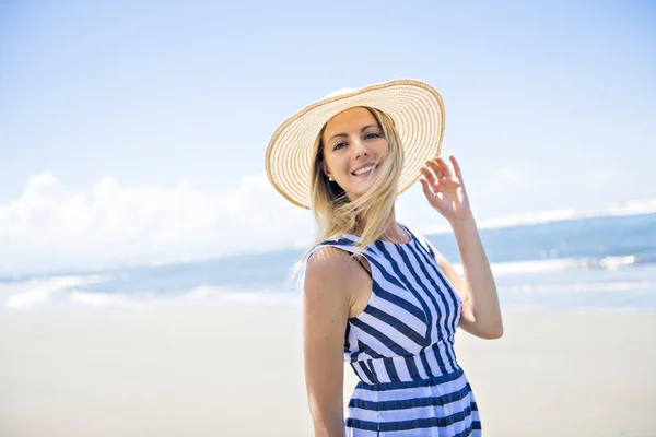 Porträt einer schönen Frau am Strand zur Tageszeit — Stockfoto