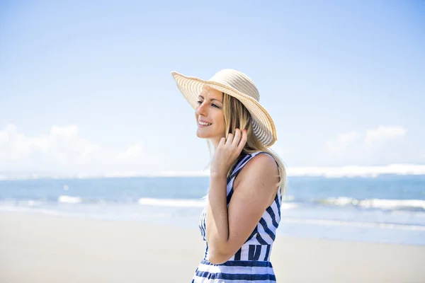 Porträt einer schönen Frau am Strand zur Tageszeit — Stockfoto
