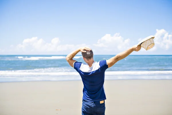 Beau et confiant. Portrait extérieur de l'homme sur la plage . — Photo