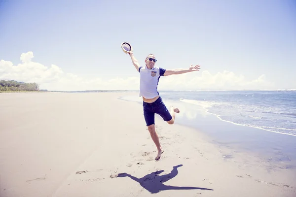 Beau et confiant. Portrait extérieur de l'homme sur la plage . — Photo