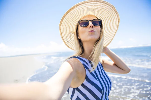 Porträt einer schönen Frau am Strand zur Tageszeit — Stockfoto