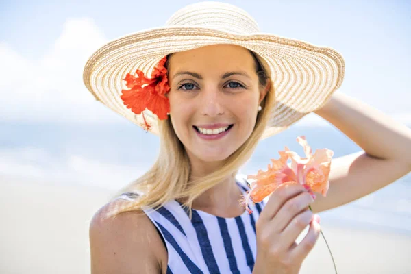 Portret van een mooie vrouw aan het strand op dagtijd — Stockfoto