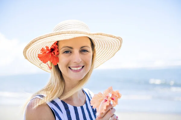 Portret pięknej kobiety na plaży w czasie dnia — Zdjęcie stockowe