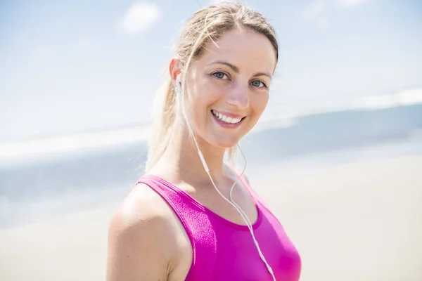 Giovane donna che fa jogging sulla spiaggia nel giorno d'estate. Atleta corridore che esercita attivamente nella giornata di sole — Foto Stock