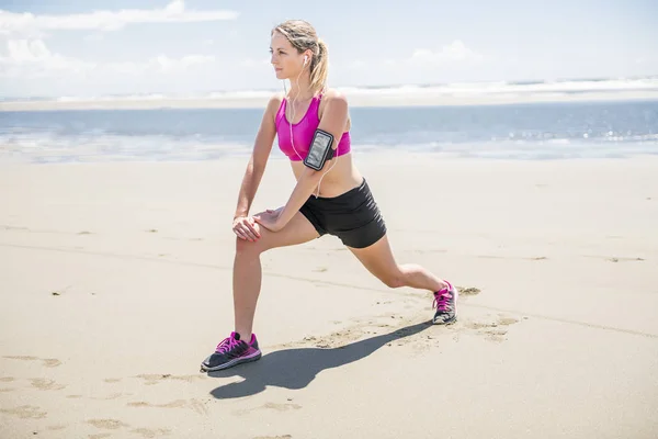 Mujer joven corriendo en la playa en el día de verano. Corredor atleta haciendo ejercicio activamente en el día soleado —  Fotos de Stock