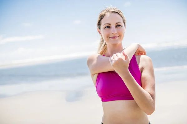 Mujer joven corriendo en la playa en el día de verano. Corredor atleta haciendo ejercicio activamente en el día soleado —  Fotos de Stock
